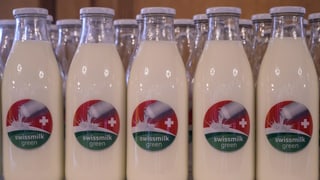 Milchflaschen mit rundem Aufkleber Milchflaschen mit rundem Aufkleber