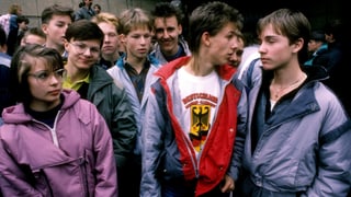 Jugendliche bei einer Veranstaltung in Westdetuschland tragen bunte, aufgebauschte Jacken und Shirts.
