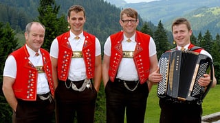 Drei Jodler und ein Akkordeonist in Appenzeller Tracht.