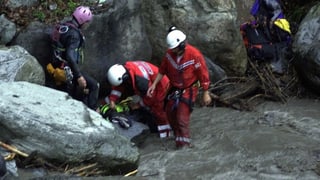 Retter bergen eine Leiche aus dem Saxetbach