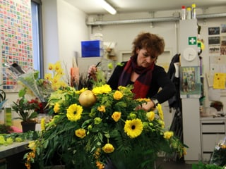 Jeden Montagmorgen erhalten die Bundesräte einen Blumenstrauss aus der hauseigenen Gärtnerei. Floristin Karin Mosimann bei der Vorbereitung eines Bouquets für den Tag der Bundespräsidentenwahl.