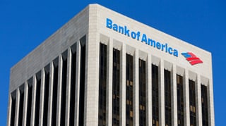 Das Bankgebäude der Bank of America in Californien: Es ist ein riesiger Turm mit dem Logo der Bank. 