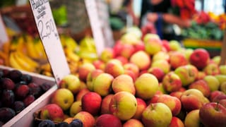 Äpfel in einer Marktauslage in Warschau