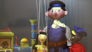eine weibliche und zwei männliche Puppen, die einander umarmen eine weibliche und zwei männliche Puppen, die einander umarmen
