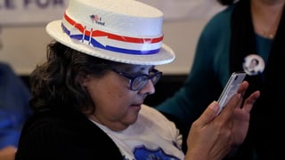 Eine Anhängerin der Demokraten schaut auf ihr Handy