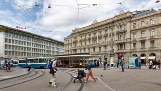 Paradeplatz in Zürich mit den Haupsitzen von Credit Suisse und UBS, in der Bildmitte die Tramhaltestelle