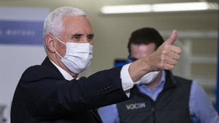 US-Vizepräsident Mike Pence hält den Daumen hoch