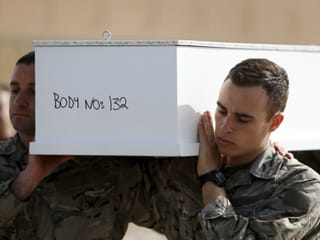 Zwei maltesische Soldaten tragen einen Sarg mit der Aufschrift "Leiche Nummer 132"