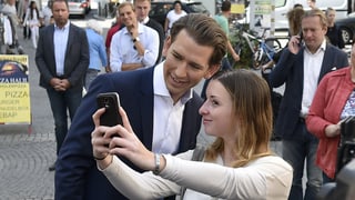 Junge Frau schiesst Selfie mit Sebastian Kurz auf der Strasse