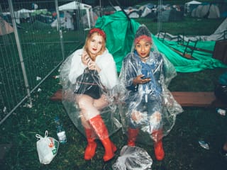 Frauen im Regen