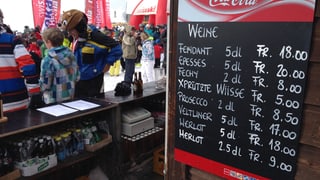Après-Ski-Bar, im Vordergrund Eine Liste mit Alkohol-Angebot.