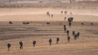 Truppen des syrischen Präsidenten Baschar al-Assad und der verbündeten russischen Armee patrouillierten unterdessen in Nordsyrien. Truppen des syrischen Präsidenten Baschar al-Assad und der verbündeten russischen Armee patrouillierten unterdessen in Nordsyrien.