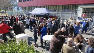 Menschen stehen in kleinen Gruppen vor dem Bundesasylzentrum Menschen stehen in kleinen Gruppen vor dem Bundesasylzentrum