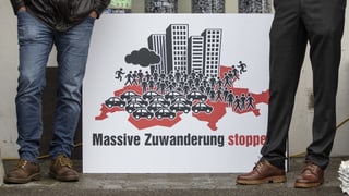 Plakat auf dem steht «massive Zuwanderung stoppen» Plakat auf dem steht «massive Zuwanderung stoppen»