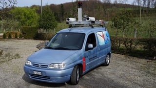 Blaues Kombi-Auto mit verschiedenen Kareas auf dem Dach-