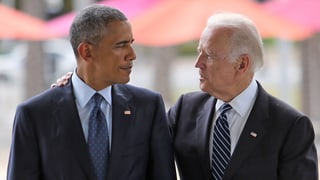 Ibama und Biden, Biden hat Obama die Hand über die Schulter gelegt und blickt ihm in die Augen.