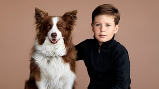 Links im Bild sitzt Hund «Ziggy», rechts der dänische Prinz Christian.