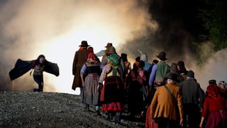 Szene mit Schauspielern aus dem Stück «Tyyfelsbrigg» in Andermatt.