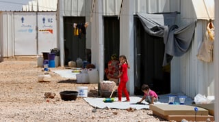Syrische Flüchtlingskinder vor einem Flüchtlingscamp in der Nähe von Amman, Jordanien