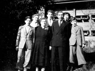 Eine schick gekleidete Familie posiert vor der Kamera Eine schick gekleidete Familie posiert vor der Kamera