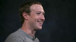 Mark Zuckerberg lacht