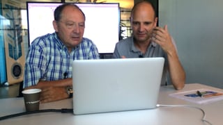 Beni Thurnheer und Reto Widmer sitzen hinter einem Laptop.
