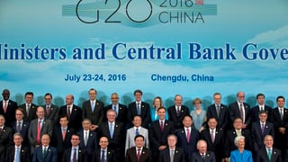 G20-Teilnehmer präsentieren sich vor einer blauen Wand mit der Aufschrift "G20 - China"