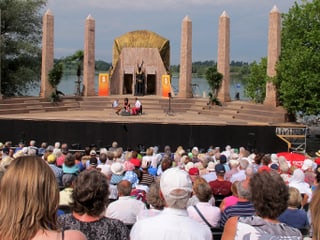 «Persönlich» in ungewohnter Umgebung: Im Hintergrund die Kulissen der Oper «Aida».