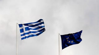 Griechische und europäische Flagge nebeneinander