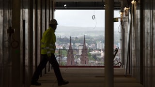 Blick von der Baustelle des Turms auf die Stadt und die Münstertürme. 