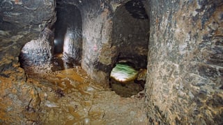 Eine Höhle mit Wasser