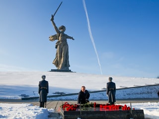 An der Gedenkstätte Mamajew Kurgan legt Putin einen Kranz nieder.