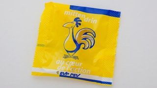 Eine Bonbonverpackung mit einem Hahn und einem EVP-Logo. 