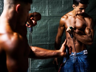 Männer beim Muskeltraining.