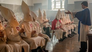 Totale einer Sitzung des Ku-Klux-Klans aus dem Film. Totale einer Sitzung des Ku-Klux-Klans aus dem Film.