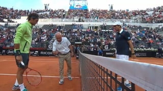 Roger Federer und Pablo Cuevas am Netz. 