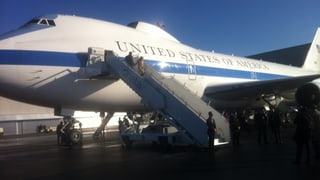 Der US-Verteidigungsminister «Ash» Carter steigt aus dem Flieger nach seiner Ankunft am Flughafen Zürich.