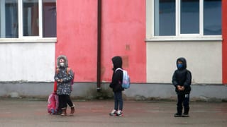 Kleine Kinder auf einem Pausenplatz mit Abstand in Bukarest, Rumänien