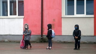 Kleine Kinder auf einem Pausenplatz mit Abstand in Bukarest, Rumänien Kleine Kinder auf einem Pausenplatz mit Abstand in Bukarest, Rumänien