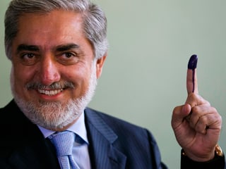 Ex-Aussenminister Abdullah Abdullah mit ausgestrecktem Zeigefinger mit der Sicherheitstinte.