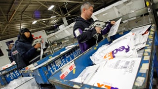 Fedex-Arbeiter scannen Briefe und Packete im kalifornischen Marina Del Rey. (reuters)