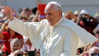  Papst Franziskus winkt der Menge