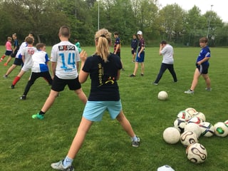Jugendliche beim Fussballtraining Jugendliche beim Fussballtraining