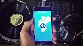 Handy mit Shazam App und Plattenspieler
