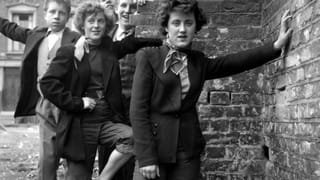 Bild aus Ken Russells Fotoreihe mit dem Titel «The Last of the Teddy Girls». Bild aus Ken Russells Fotoreihe mit dem Titel «The Last of the Teddy Girls».