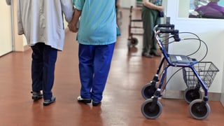 zwei Frauen im Pflegeheim