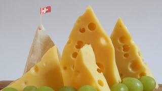 Käse-Berge mit einer Schweizer Fahne