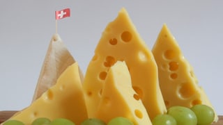 Käse-Berge mit einer Schweizer Fahne Käse-Berge mit einer Schweizer Fahne