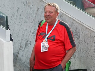 Dirk Hordorff steht in den Tenniskleidern da. Dirk Hordorff steht in den Tenniskleidern da.