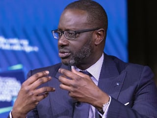 Tidjane Thiam spricht gestikulierend.